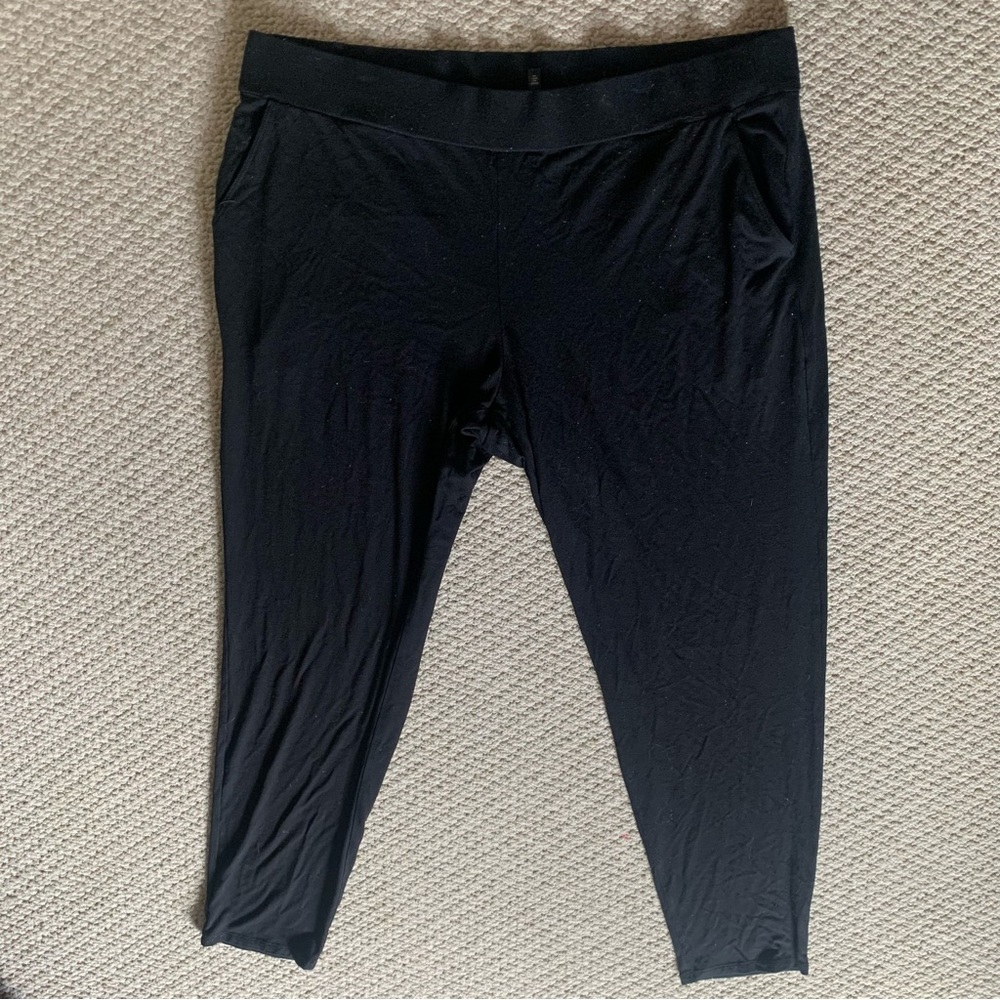 EILEEN FISHER Large Black Leggings with 26” Inseam and Three Pockets